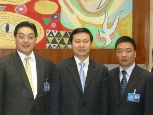 Dr. Johnny Hon with Mr. Zhang Tong, Secretary of the Sichuan Provincial Committee of the Chinese Communist Youth League, and Mr. Zhou Jian, Chairman of the Sichuan Provincial Youth Federation, in April 2009